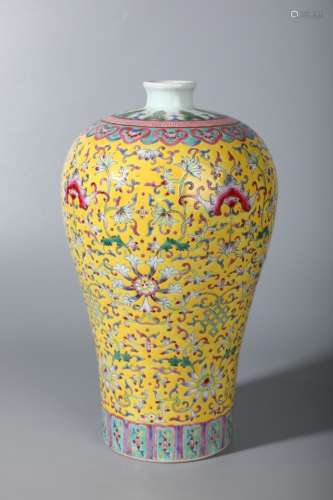 A Chinese Procelain Enameled Meiping Vase With Flower Painting
