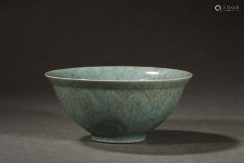 A Chinese Procelain Ruyao Ice Pattern Lotus Bowl