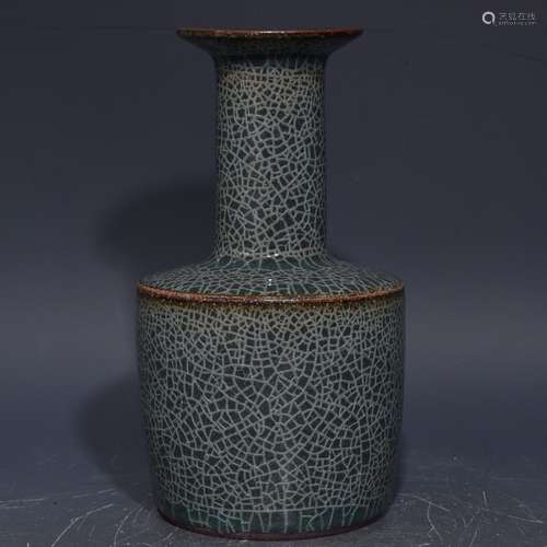 A Chinese Procelain Longquan Yao Flask