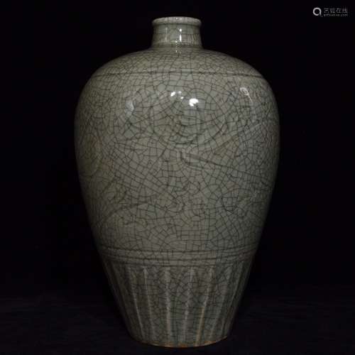 A Chinese Procelain Longquan Yao Meiping Vase With Flower Pattern