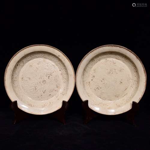 Pair Of Ding Yao Plates With Flower And Bird Pattern