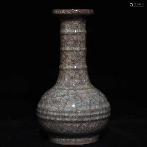 A Chinese Guan Porcelain Ice Pattern Vase