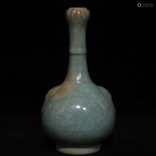 A Chinese Procelain Ruyao Ice Pattern Garlic Vase