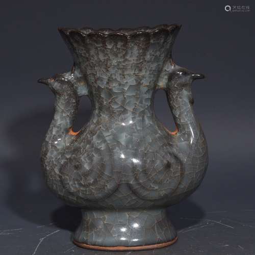 A Chinese Guan Porcelain Ice Pattern Vase