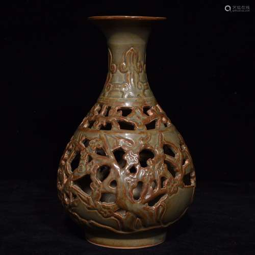 A Chinese Procelain Longquan Yao Yuhuchun Vase