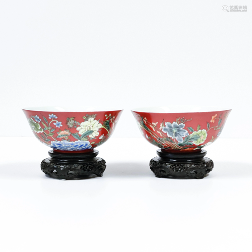 PAIR OF CHINESE FAMILLE ROSE RED BOWL…