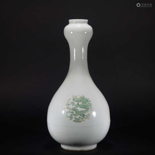 Ming dynasty garlic-head-shaped vase with dragon