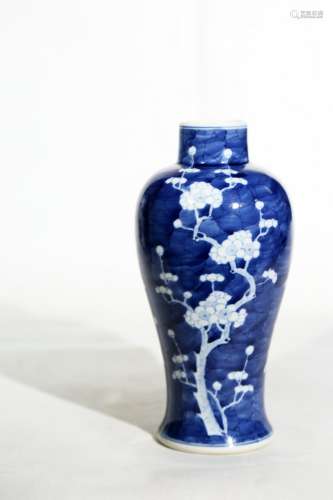 Chinese Qing Dynasty Kangxi Period Blue And White Flower Pattern Porcelain Bottle