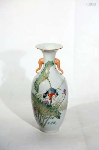 Chinese Mid Qing Dynasty Famille Rose Porcelain Bottle