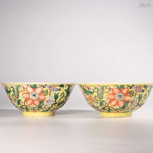 Qianlong of Qing Dynasty            A pair of famille rose bowls