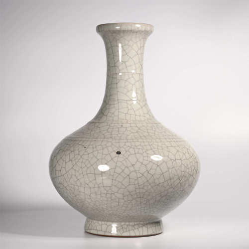 Qianlong of Qing Dynasty            Imitation Ge glaze bottle