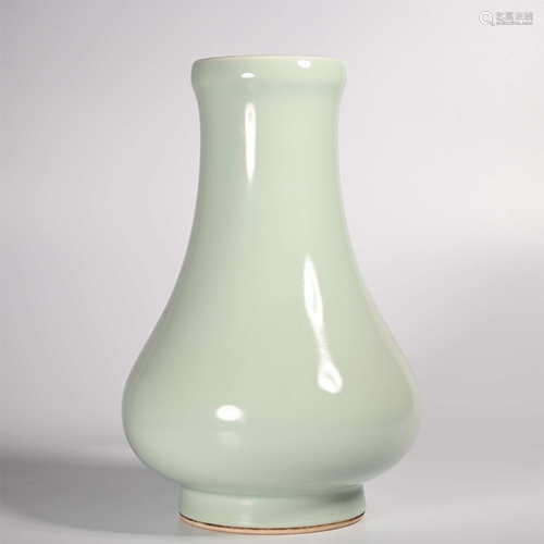 Qianlong of Qing Dynasty            Bean green glaze bottle