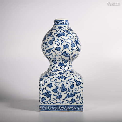 Qianlong of Qing Dynasty            Blue and white gourd bottle