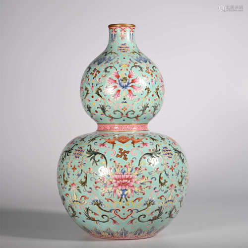 Qianlong of Qing Dynasty            Famille rose bottle