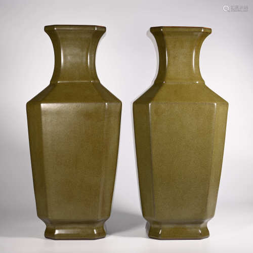 Yongzheng of Qing Dynasty            A pair of tea end glaze square bottles
