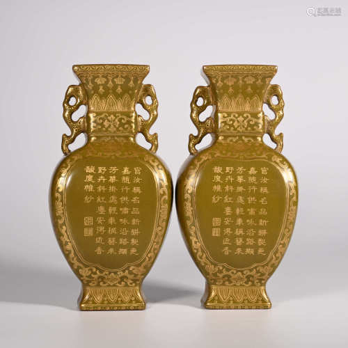 Qianlong of Qing Dynasty            A pair of glaze wall bottles with tea powder