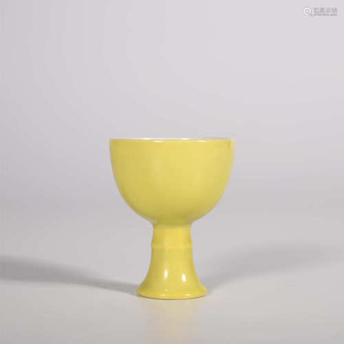 Yongzheng of Qing Dynasty            Lemon yellow glaze goblet