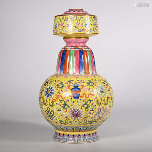 Qianlong of Qing Dynasty            Pastel bottle