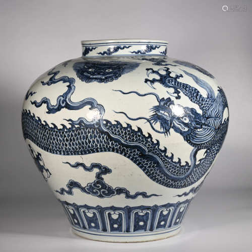 Ming Xuande            Blue and white large jar with dragon pattern