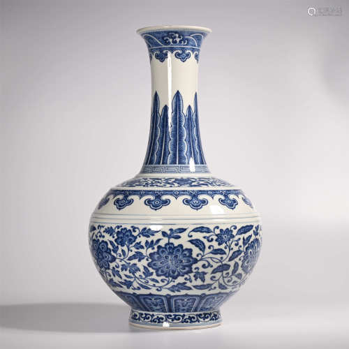 Yongzheng of Qing Dynasty            Blue and white bottle with lotus pattern