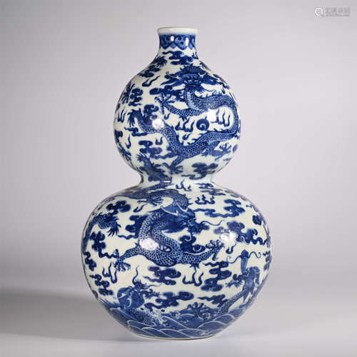 Qianlong of Qing Dynasty            Blue and white gourd bottle with dragon pattern