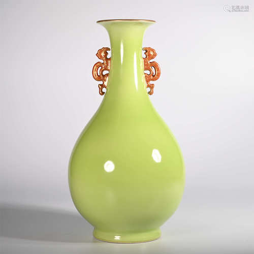 Qianlong of Qing Dynasty            Green glazed bottle with two ears