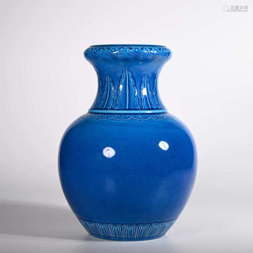 Qianlong of Qing Dynasty            Peacock blue glaze bottle