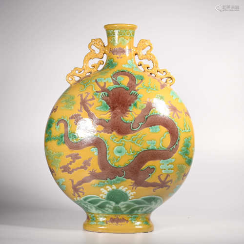 Qianlong of Qing Dynasty            Pink bottle with dragon pattern