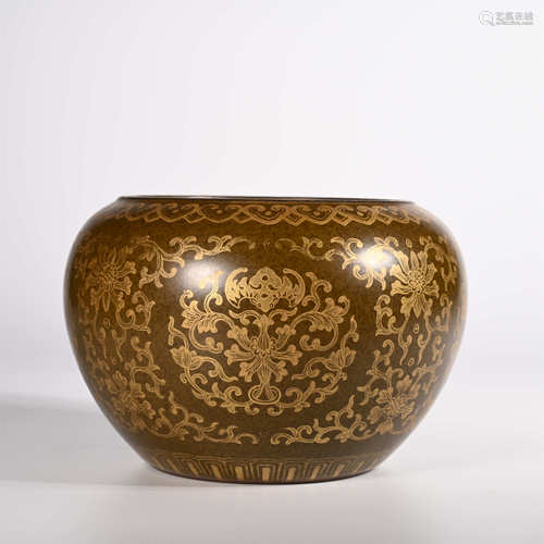 Qianlong of Qing Dynasty            Sauce glaze jar