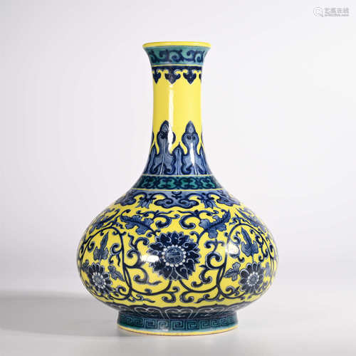 Qianlong of Qing Dynasty            Yellow glaze blue and white vase