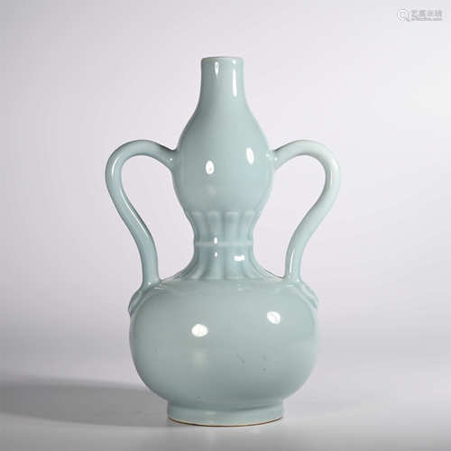 Qianlong of Qing Dynasty            Azure glaze bottle with double ear gourd