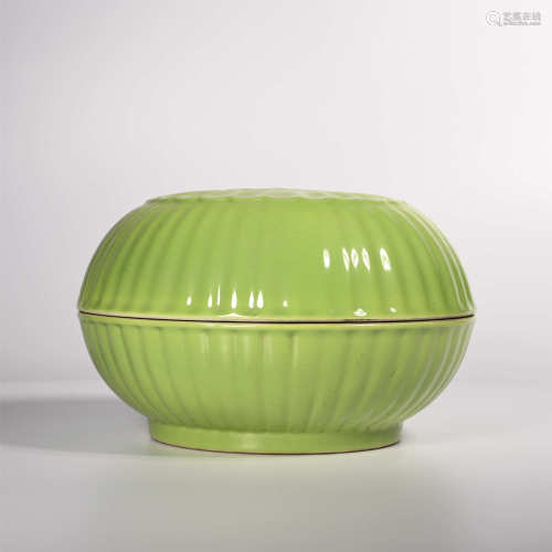 Qianlong of Qing Dynasty            Green glaze cover box
