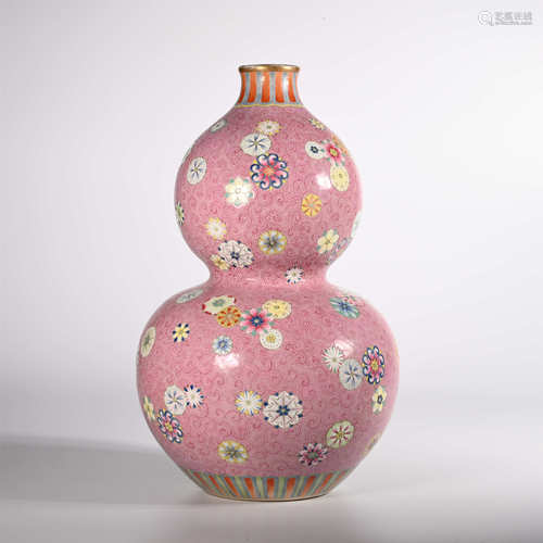 Qianlong of Qing Dynasty            Gourd bottle with pink ball and flower