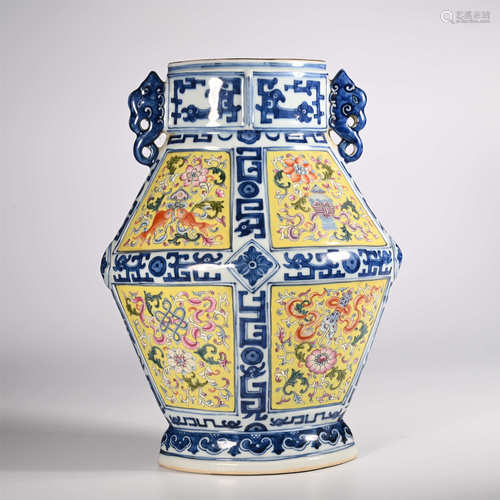 Qianlong of Qing Dynasty            Blue and white pastel bottle