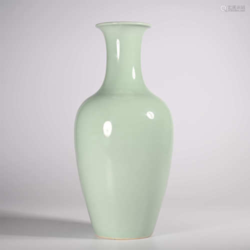 Qianlong of Qing Dynasty            Pastel blue glaze bottle