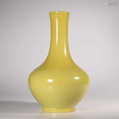 Qianlong of Qing Dynasty            Lemon yellow glaze bottle