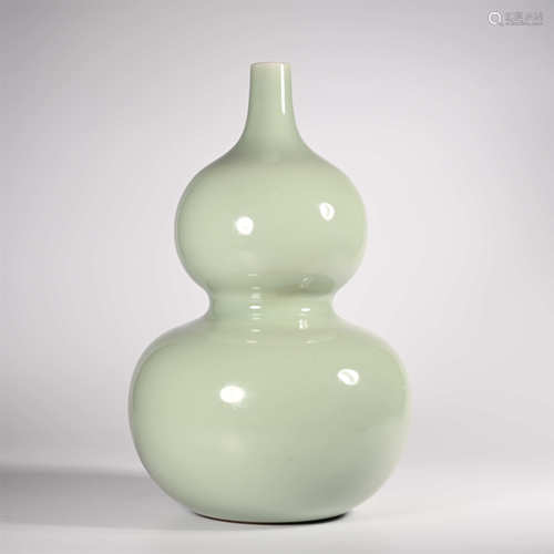 Qianlong of Qing Dynasty            Green glaze gourd bottle