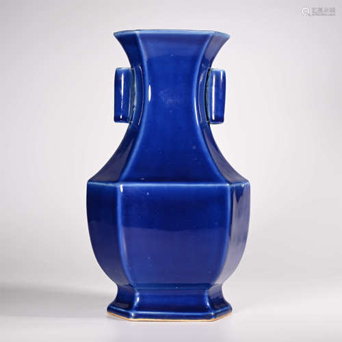 Qianlong of Qing Dynasty            Blue glaze bottle