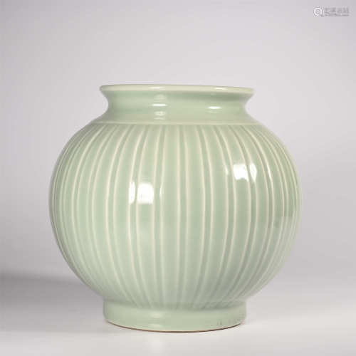 Qianlong of Qing Dynasty            Green glazed melon edge jar