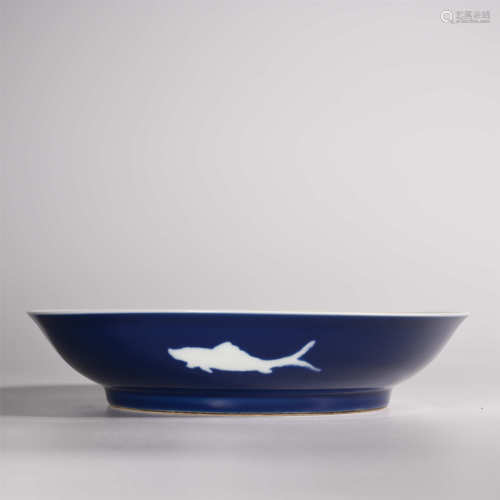 Yongzheng of Qing Dynasty            Blue glazed three fish plate