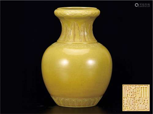 黄釉蕉叶纹瓶