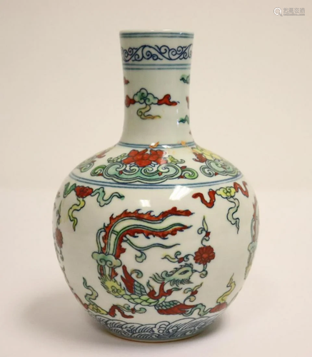 Chinese wucai porcelain vase