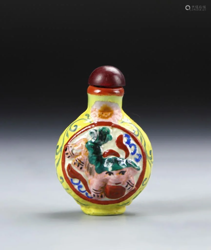 Chinese Famille Rose Snuff Bottle