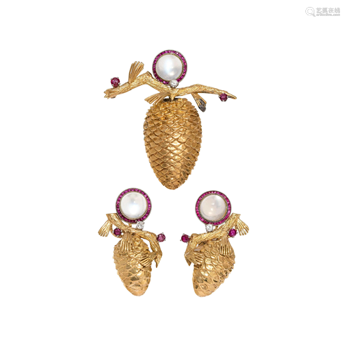 YELLOW GOLD, MOONSTONE, RUBY AN…