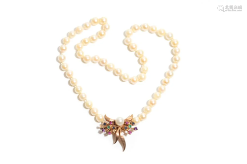 PEARL NECKLACE WITH GOLD PENDANT