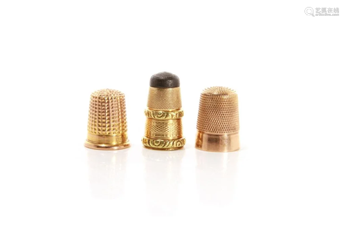 THREE ASSORTED GOLD THIMBLES 19g