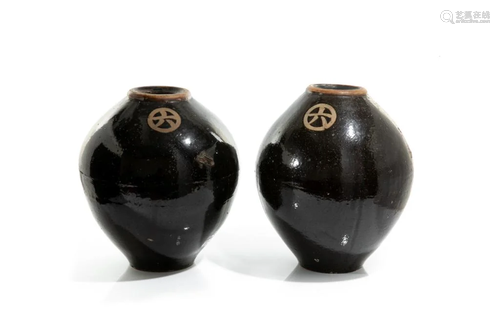 PAIR OF LARGE CHINESE STONEWARE W…