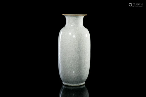 CHINESE CRACKLE GLAZED PORCELAIN VASE