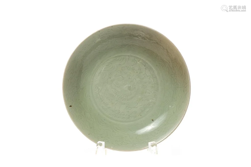 LARGE SWATOW CELADON INCISE DECOR…