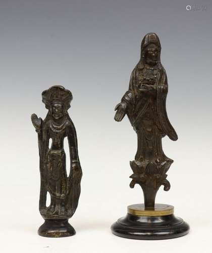 China, twee bronzen figuren van Guanyin, Tang en M…